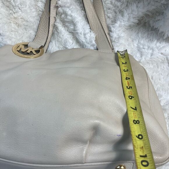Michael Kors leather Beige large shoulder bag accentuate with the gold t… - Picture 12 of 16